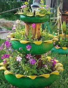Membuat Kebun Bunga Vertikal dengan Ban Bekas